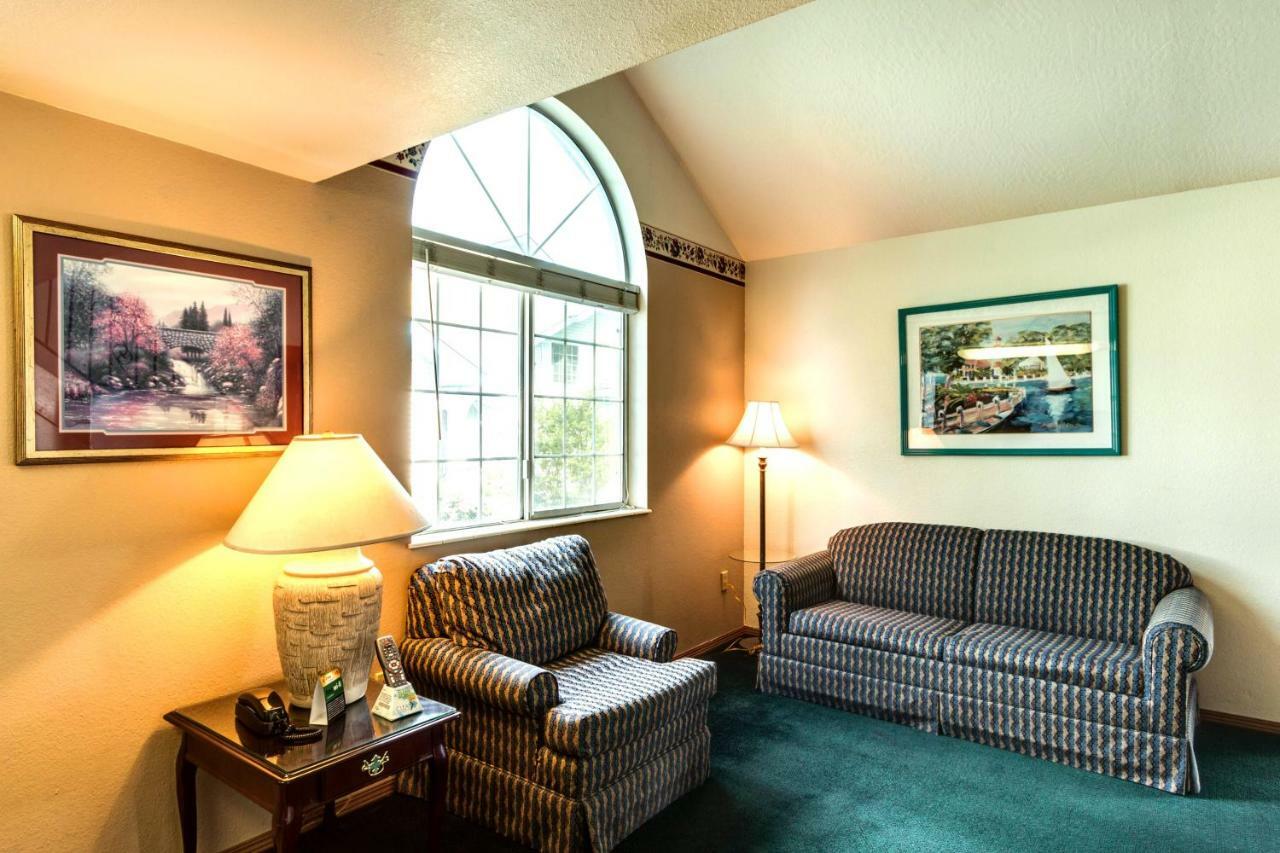 Turning Leaf Townhome Suites Fairwood Экстерьер фото